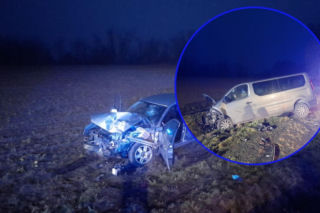 Bus huknął w forda i zepchnął go w pole. Kierowcy w szpitalu