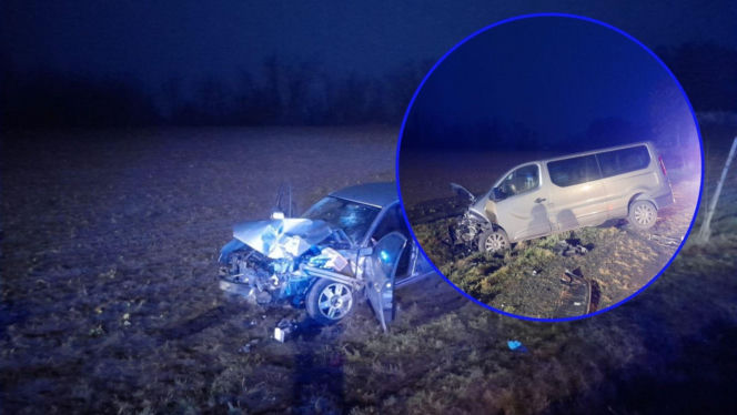 Bus huknął w forda i zepchnął go w pole. Kierowcy w szpitalu