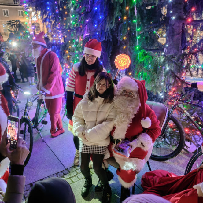 Mikołaje na rowerach wkręciły Łomżę w świąteczny klimat!