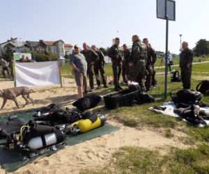Sprzątanie dna i brzegów siedleckiego zalewu Muchawka - wrzesień 2020 r.