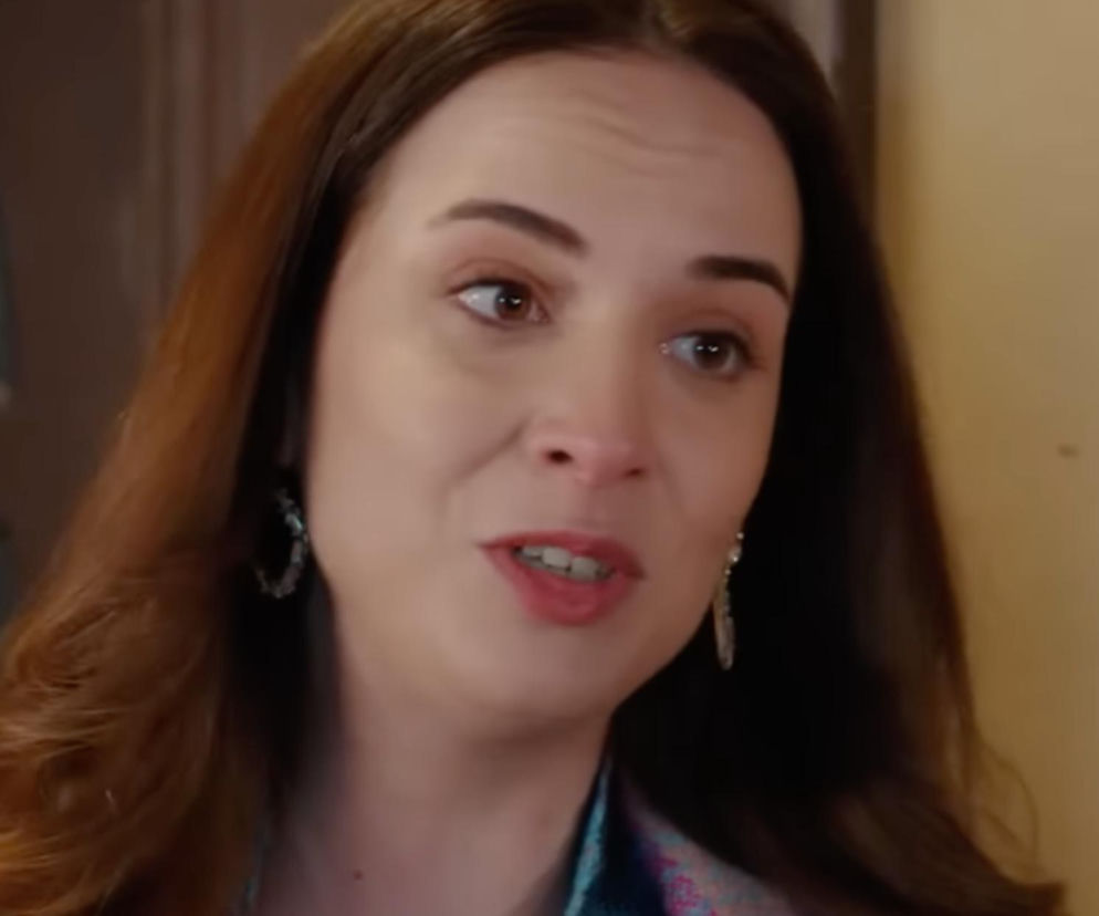 Beyza z serialu Panna młoda patrzy z niepokojem. O jej powrocie do rezydencji przeczytasz na SE Superseriale.