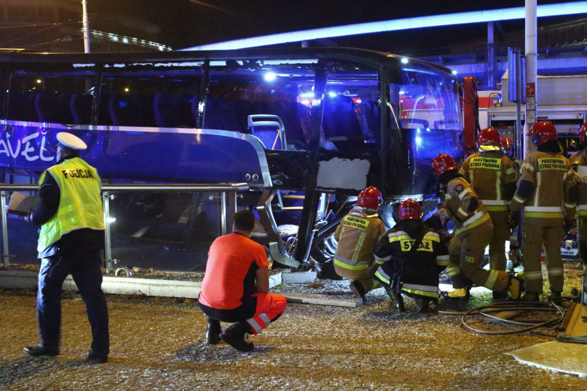 Tragiczny wypadek we Wrocławiu. Autokar wjechał w przejście podziemne. Nie żyje kierowca [ZDJĘCIA, NAGRANIA]