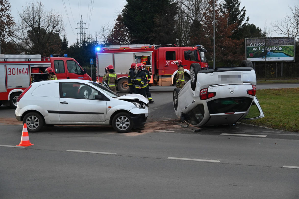 Wypadek na ul. 26 Kwietnia w Szczecinie. Dachował samochód