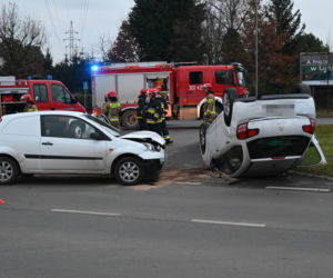 Wypadek na ul. 26 Kwietnia w Szczecinie. Dachował samochód
