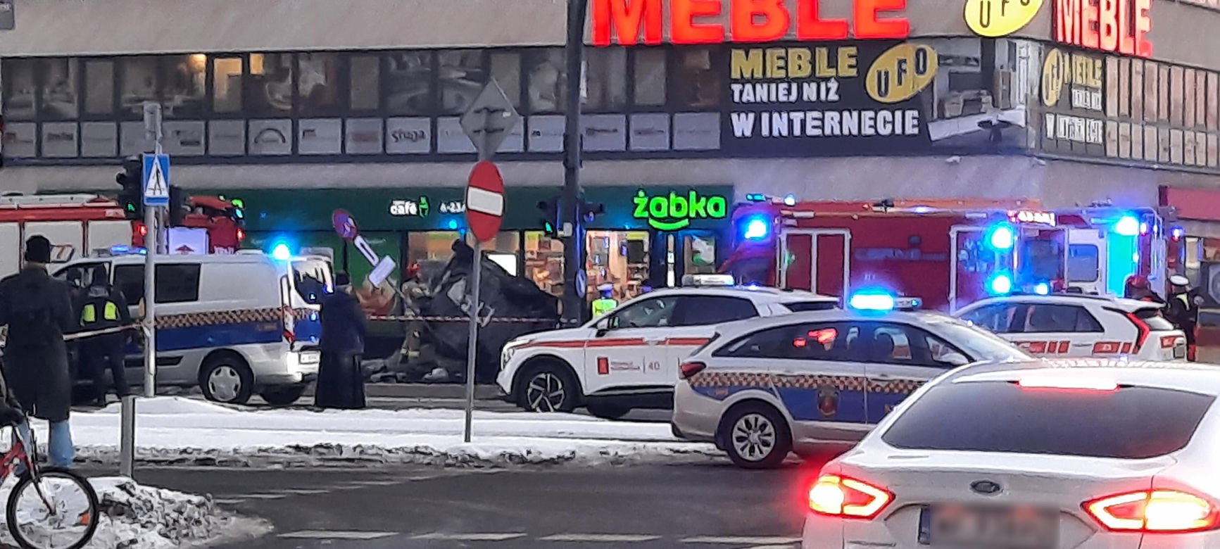 Śmigłowiec ratunkowy na placu Szembeka! Zderzenie samochodów, jeden z nich uderzył w kobietę i dziecko