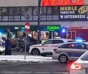 Śmigłowiec ratunkowy na placu Szembeka! Zderzenie samochodów, jeden z nich uderzył w kobietę i dziecko