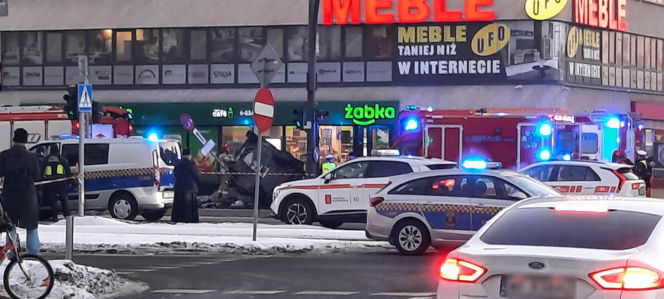 Śmigłowiec ratunkowy na placu Szembeka! Zderzenie samochodów, jeden z nich uderzył w kobietę i dziecko