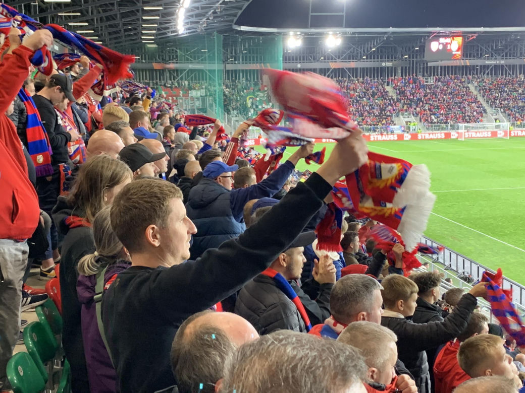 Mecz Raków Częstochowa - Sporting Lizbona. Stadion w Sosnowcu szczelnie wypełnił się kibicami 