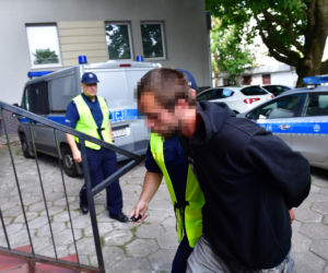 Sprawcy ataku na księdza doprowadzeni do prokuratury