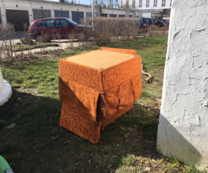 Przy śmietnikach we Wrocławiu łatwo znaleźć stare meble