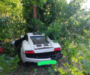 Luksusowe Lamborghini Gallardo rozbite na drzewie