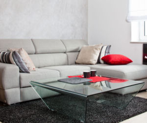Szara sofa w salonie
