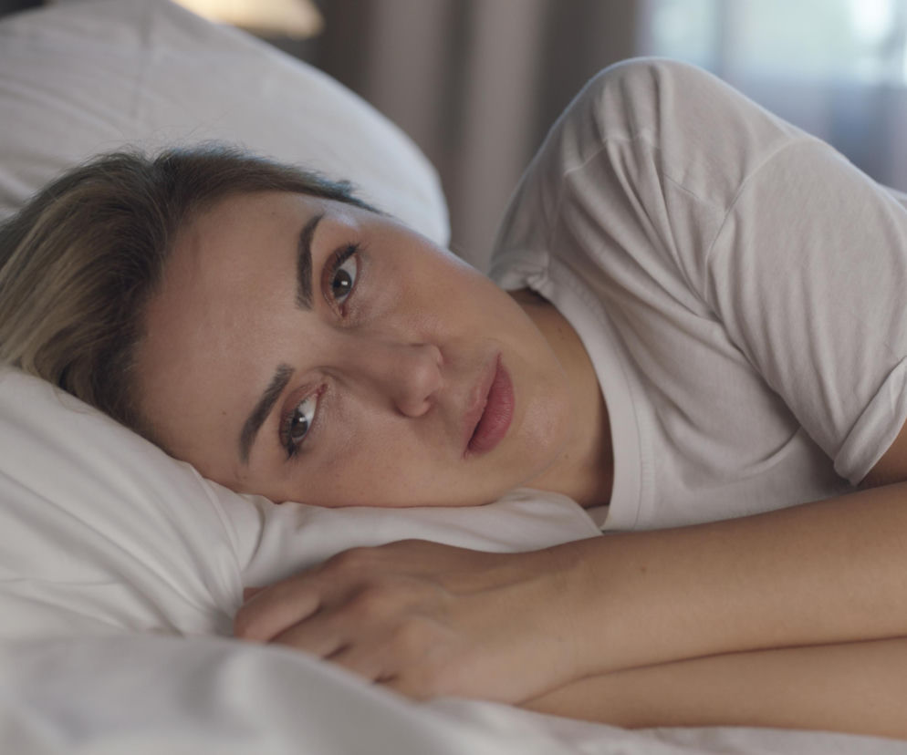 To znak, że twoja poduszka zmieniła się w ukryte siedlisko mikrobów. Objawy pojawiają się nie tylko na skórze 