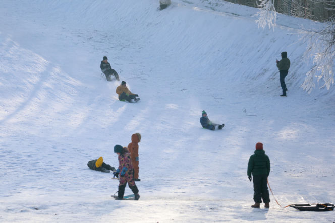 To najlepsza zimowa, darmowa atrakcja w Katowicach. Tłumy na torze saneczkowym