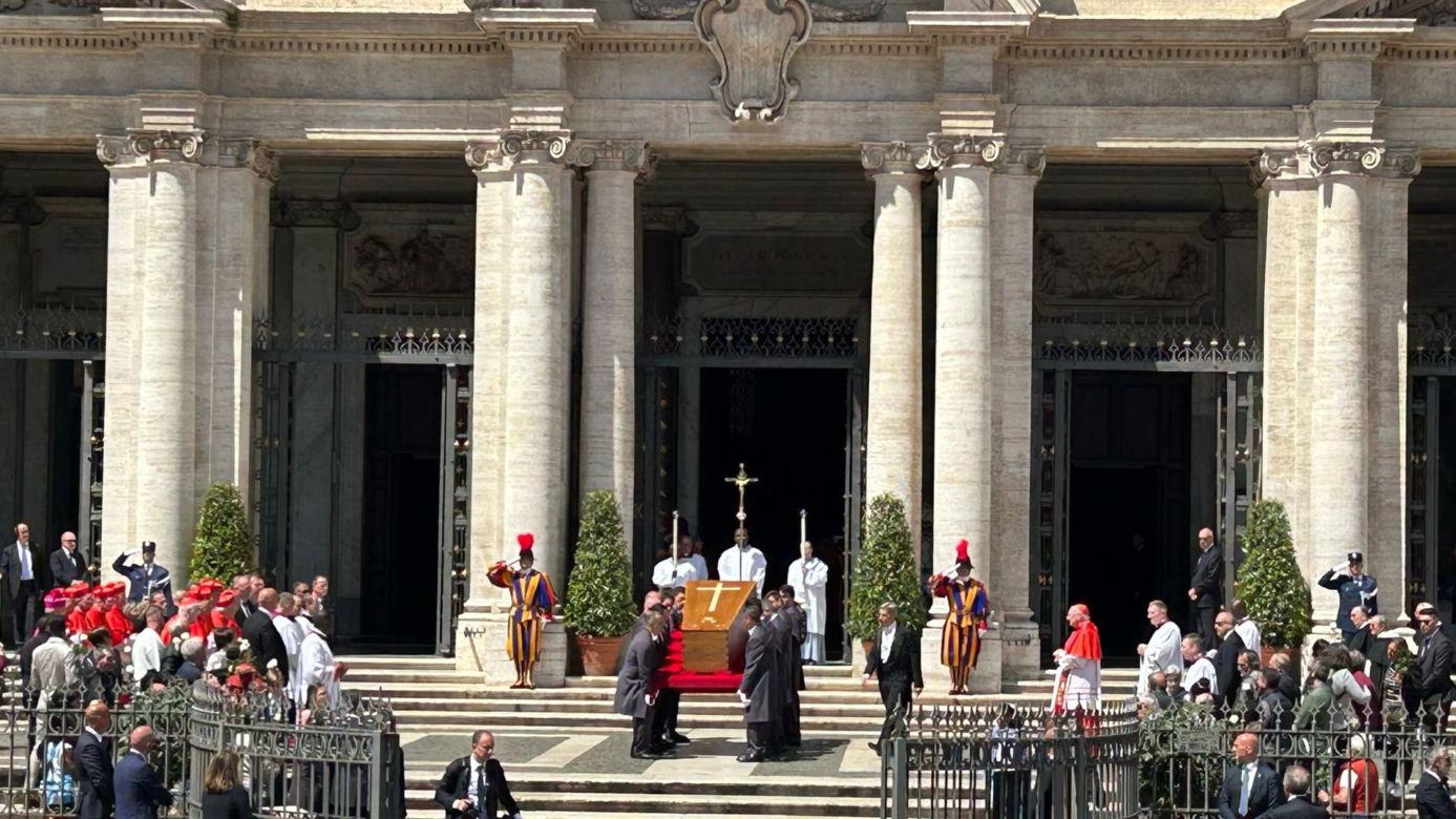 Kondukt żałobny przejechał przez Rzym. Ostatnia droga papieża Franciszka