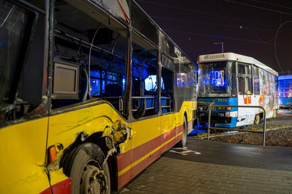 Zderzenie tramwaju linii 10 z autobusem 107 we Wrocławiu
