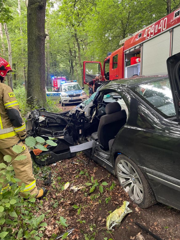 Dąbrowica: Bmw uderzyło w drzewo. 18-latek zakleszczony w pojeździe