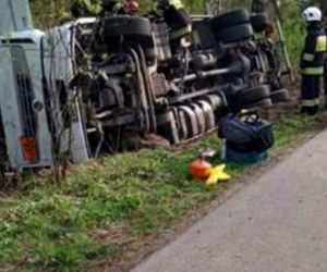 Kierowca cysterny uciekał przed piratem drogowym. Wpadł do rowu [ZDJĘCIA]