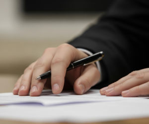 Tajemniczy siniak Trumpa na dłoni. Czyżby problemy zdrowotne starego prezydenta?