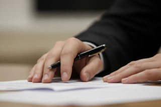 Tajemniczy siniak Trumpa na dłoni. Czyżby problemy zdrowotne starego prezydenta?