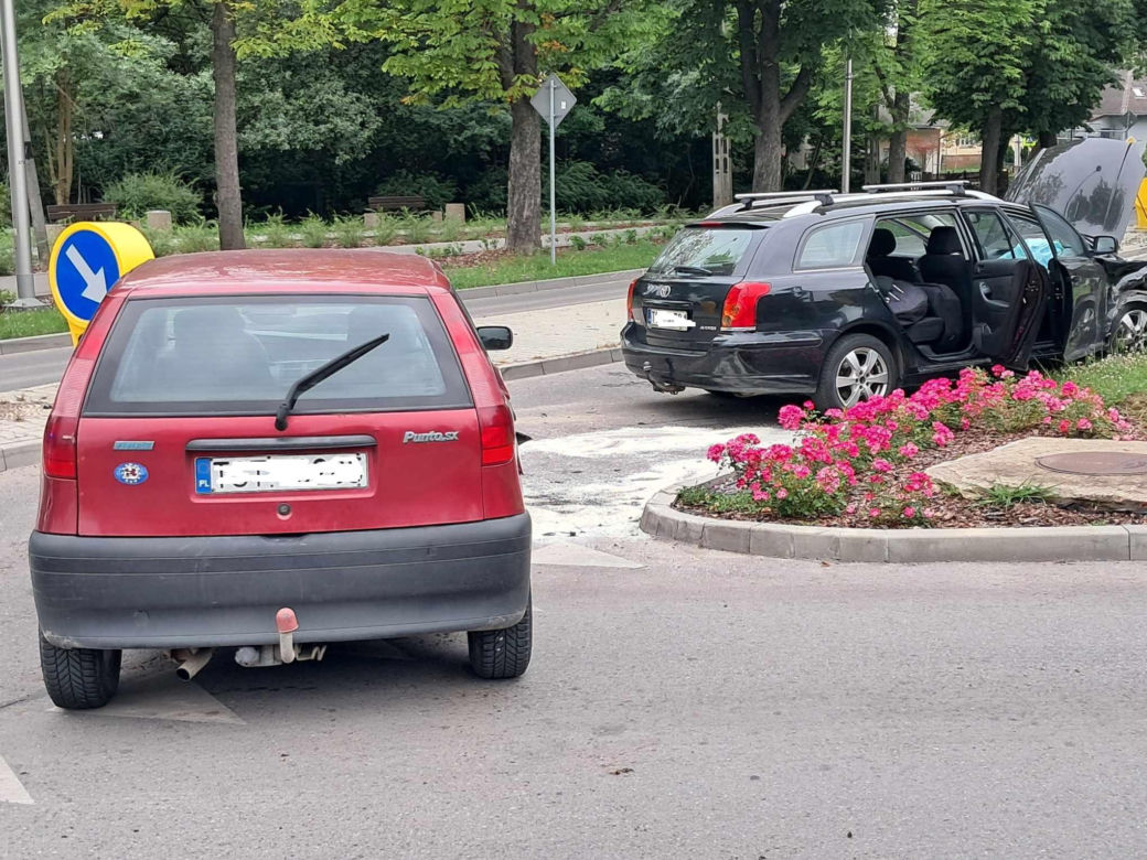 Wypadek u zbiegu ulic Konstytucji 3 Maja i Pileckiego w Starachowicach