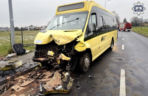 18-letni kierowca bmw walczy o życie po zderzeniu z autobusem. Do szpitala zabrał go śmigłowiec LPR