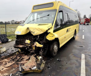 18-letni kierowca bmw walczy o życie po zderzeniu z autobusem. Do szpitala zabrał go śmigłowiec LPR