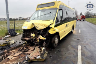 18-letni kierowca bmw walczy o życie po zderzeniu z autobusem. Do szpitala zabrał go śmigłowiec LPR