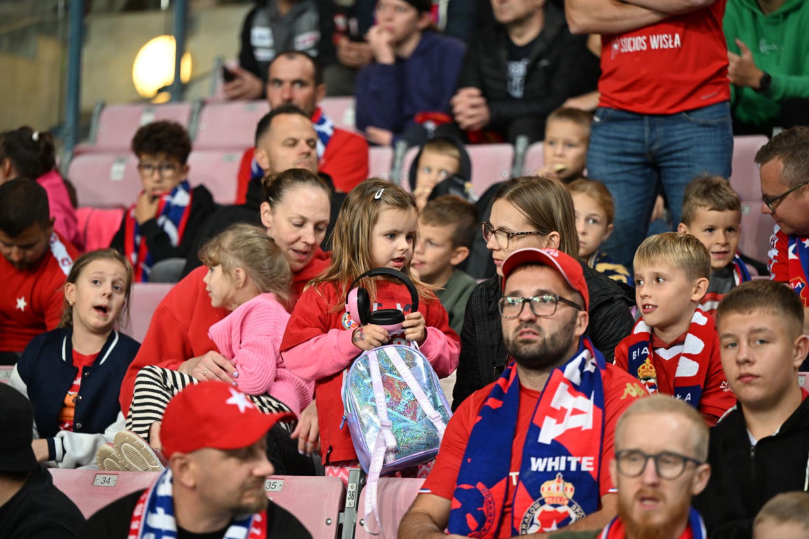 Tak kibice Wisły Kraków bawili się na trybunach. Znajdź się na zdjęciach