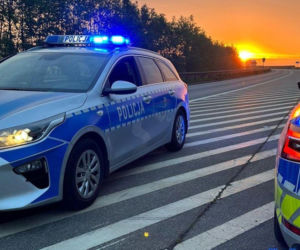 Groźne zdarzenie w Gdyni. 71-letni kierowca uderzył w witrynę budynku. Poszkodowana jest nastolatka