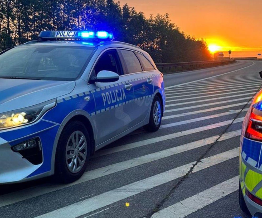 Groźne zdarzenie w Gdyni. 71-letni kierowca uderzył w witrynę budynku. Poszkodowana jest nastolatka