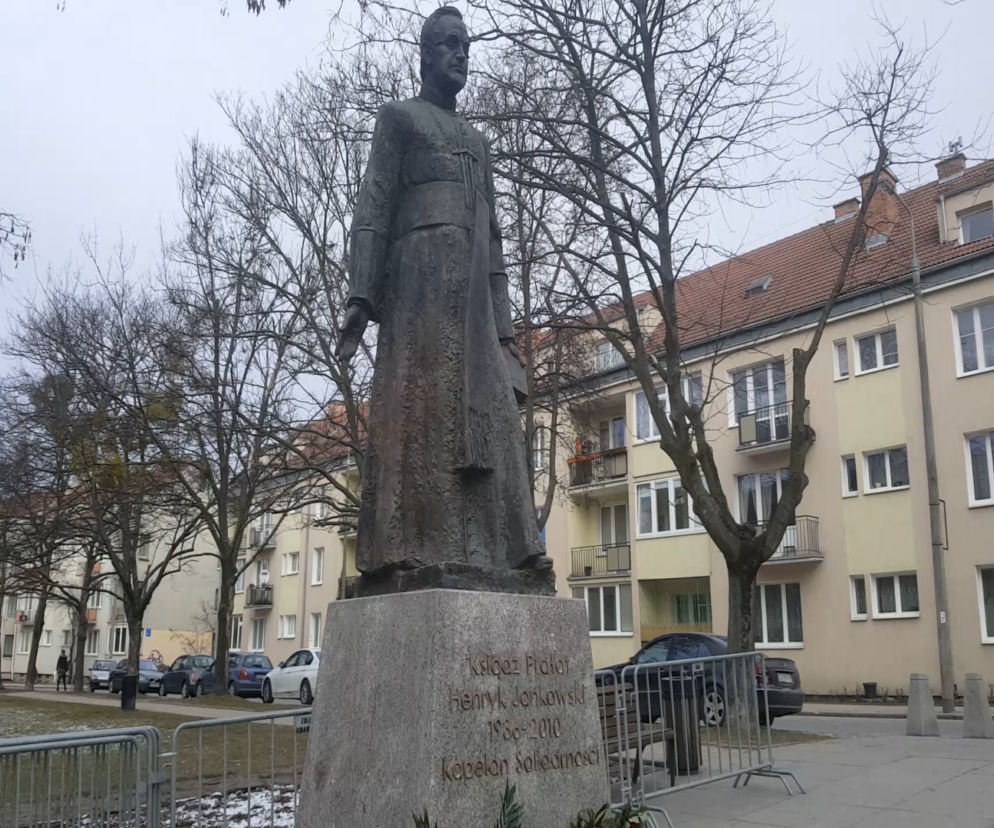 Społeczny Komitet Budowy Pomnika zebrał wolontariuszy, którzy w razie potrzeby mają bronić figury ks. Jankowskiego przed kolejnymi zniszczeniami.
