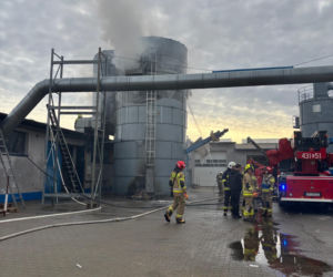 Wybuch i pożar silosu w zakładzie produkcyjnym w Gręboszowie