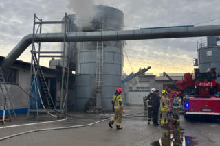 Wybuch i pożar silosu w zakładzie produkcyjnym w Gręboszowie