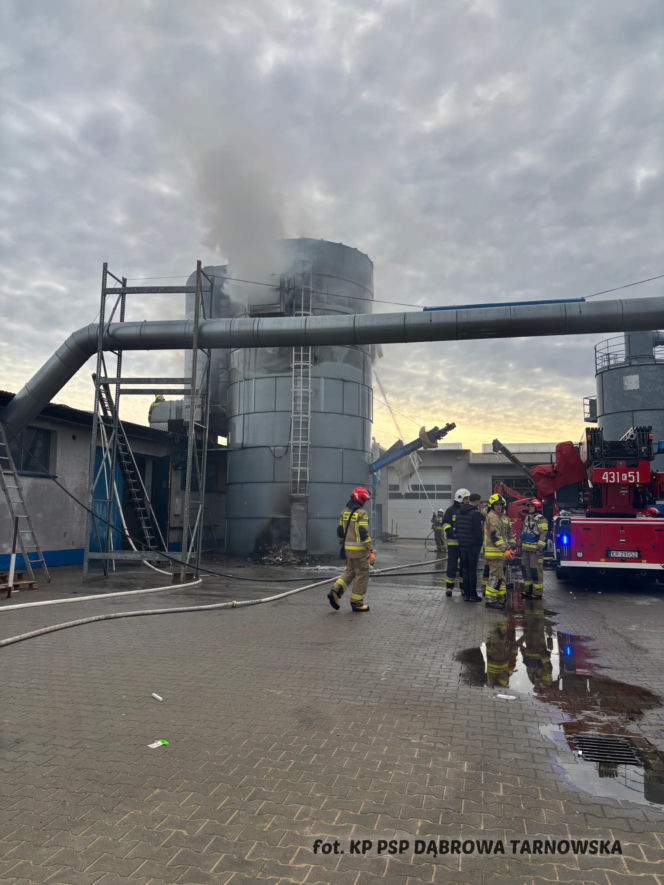Wybuch i pożar silosu w zakładzie produkcyjnym w Gręboszowie