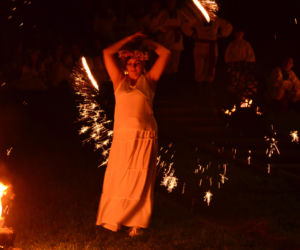 Pokaz fireshow w wykonaniu tancerzy i tancerek Teatru Ognia „Mantra” z Makowa Mazowieckiego