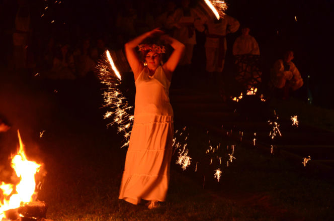 Pokaz fireshow w wykonaniu tancerzy i tancerek Teatru Ognia „Mantra” z Makowa Mazowieckiego