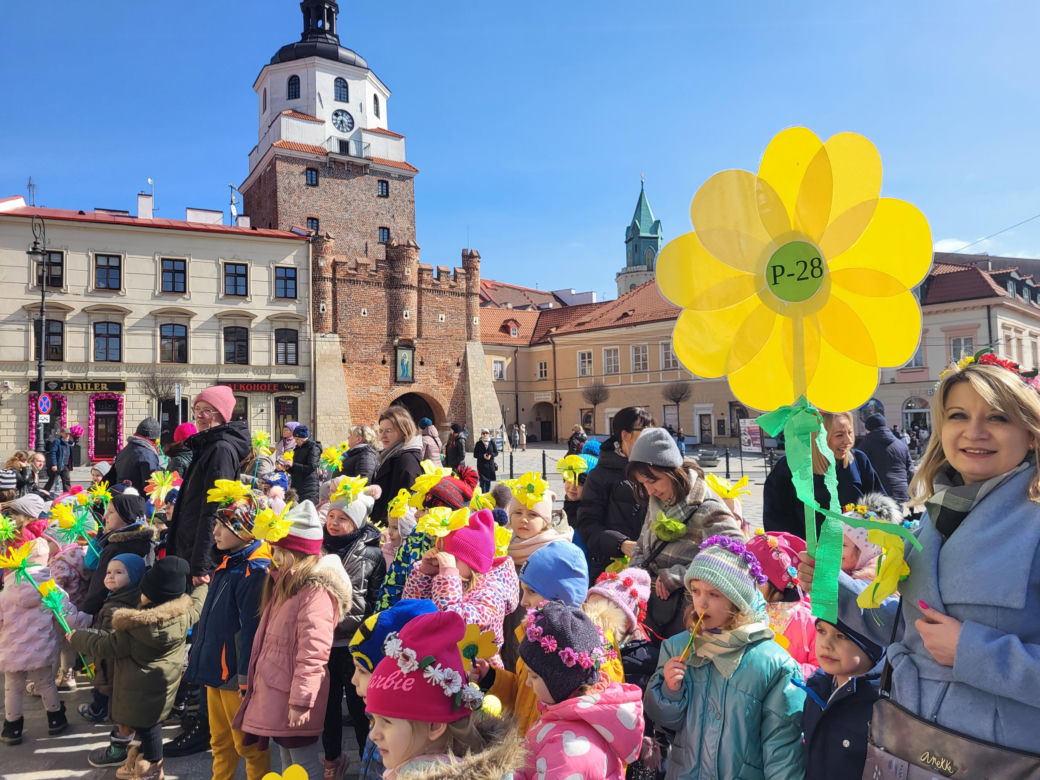 Plac przed ratuszem zakwitł. Przedszkolaki witały wiosnę [GALERIA]