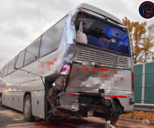 Koszmarny wypadek na S8. Ciężarówka uderzyła w tył autokaru