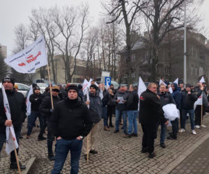 https://slaskie.eska.pl/gornicy-z-jsw-znow-protestowali-pod-ministerstwem-energii-w-katowicach-to-nie-tylko-o-barborke-chodzi-aa-fhae-P6Gi-drbJ.html