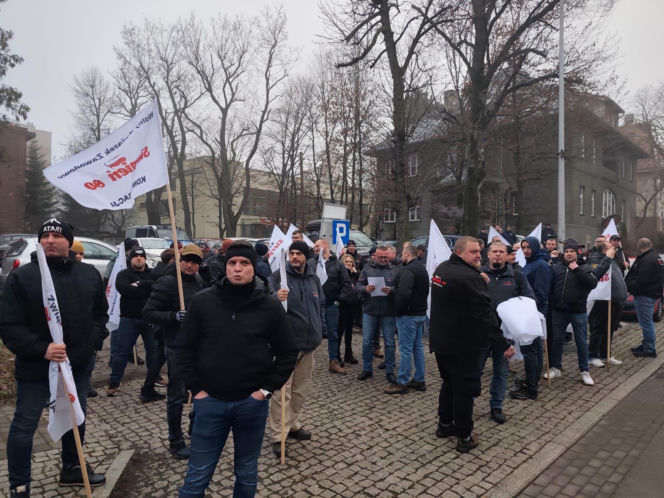 https://slaskie.eska.pl/gornicy-z-jsw-znow-protestowali-pod-ministerstwem-energii-w-katowicach-to-nie-tylko-o-barborke-chodzi-aa-fhae-P6Gi-drbJ.html
