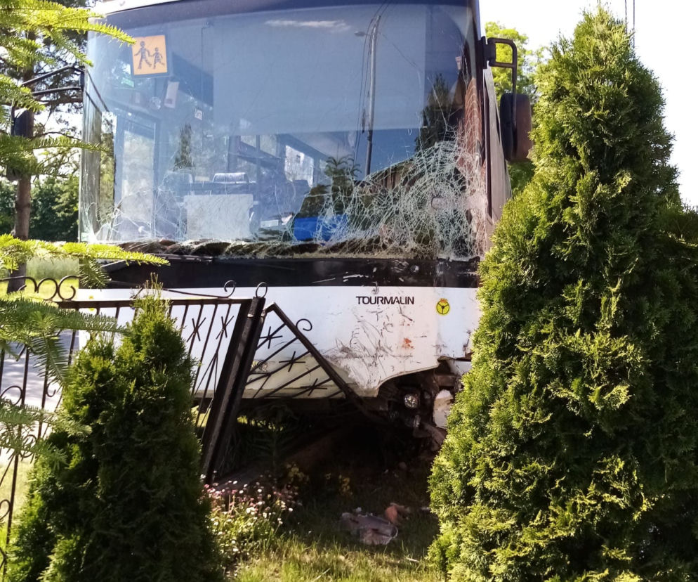 Groźny wypadek autobusu z dziećmi! Kierowca wjechał w ogrodzenie. Śmigłowiec LPR w akcji