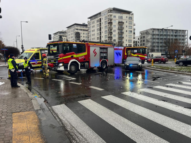 Wypadek na Maczka w Warszawie. Trzy osoby w szpitalu, ogromne utrudnienia w kierunku centrum.