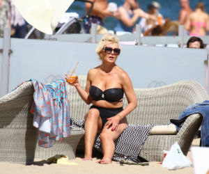 Joanna Racewicz  całuje się na plaży