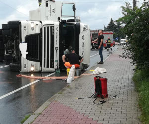Wypadek w Tymowej. Ciężarówka przewróciła się na bok i zablokowała drogę