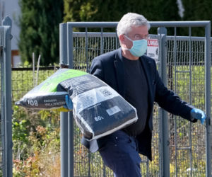 Marszałek Karczewski robi zakupy na bazarku