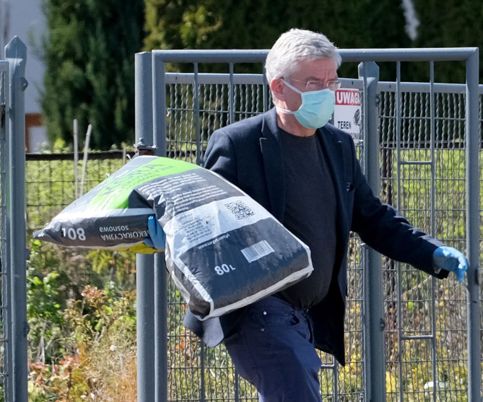 Marszałek Karczewski robi zakupy na bazarku