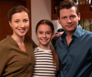 M jak miłość odc. 1927. Natalka (Dominika Suchecka), Hania (Wiktoria Basik), Adam Karski (Patryk Szwichtenberg)