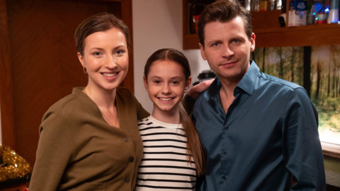 M jak miłość odc. 1927. Natalka (Dominika Suchecka), Hania (Wiktoria Basik), Adam Karski (Patryk Szwichtenberg)