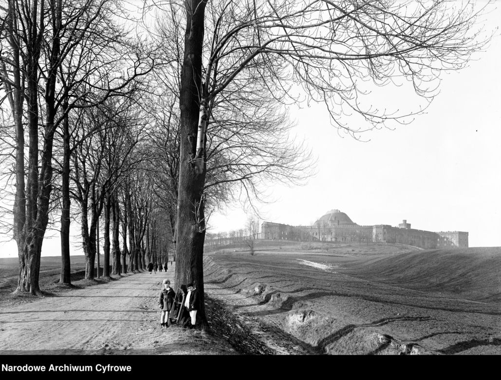Dzieci podczas zabawy pod Kopcem Kościuszki w Krakowie - styczeń 1930 r.